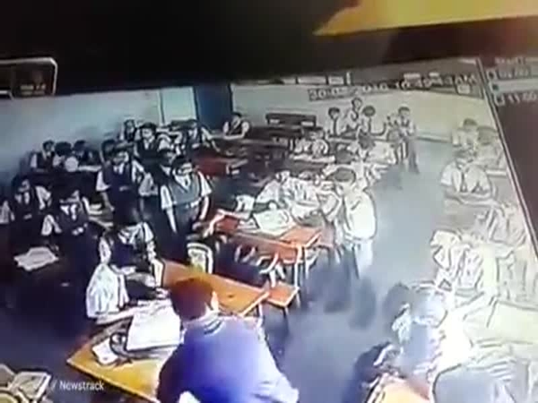 فيديو عنيف لمعلم يضرب تلميذ بطريقة عنيفة
