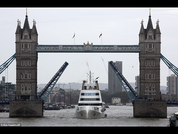 وصول يخت تايكون الروسي إلى نهر التايمز يحبس الأنفاس