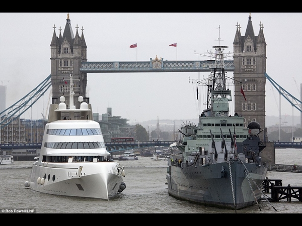 وصول يخت تايكون الروسي إلى نهر التايمز يحبس الأنفاس