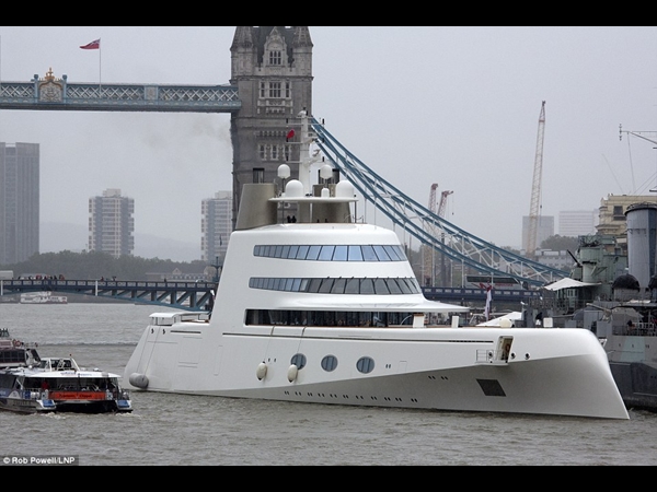 وصول يخت تايكون الروسي إلى نهر التايمز يحبس الأنفاس