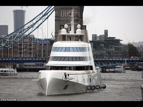 وصول يخت تايكون الروسي إلى نهر التايمز يحبس الأنفاس