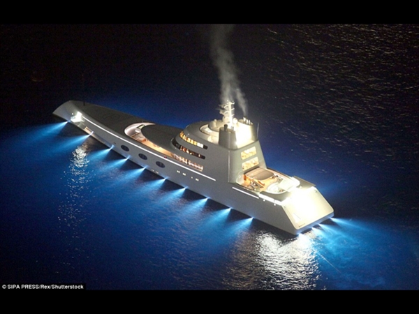 وصول يخت تايكون الروسي إلى نهر التايمز يحبس الأنفاس