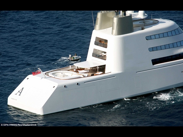 وصول يخت تايكون الروسي إلى نهر التايمز يحبس الأنفاس