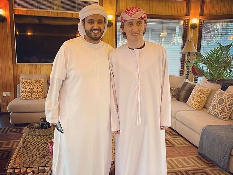 لوكا مودريتش يرتدي الزي الإماراتي