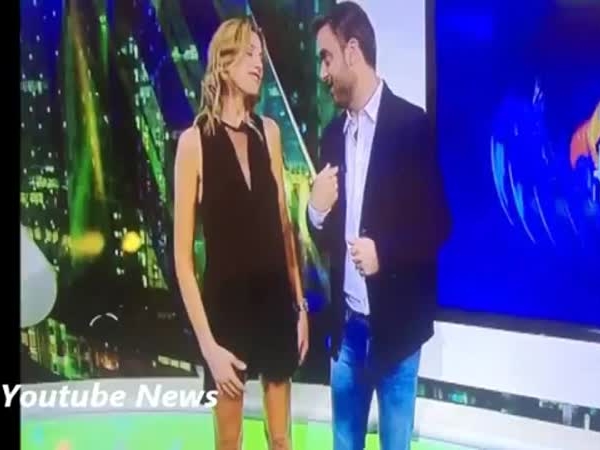موقف محرج تتعرض له مذيعة على الهواء مباشرة