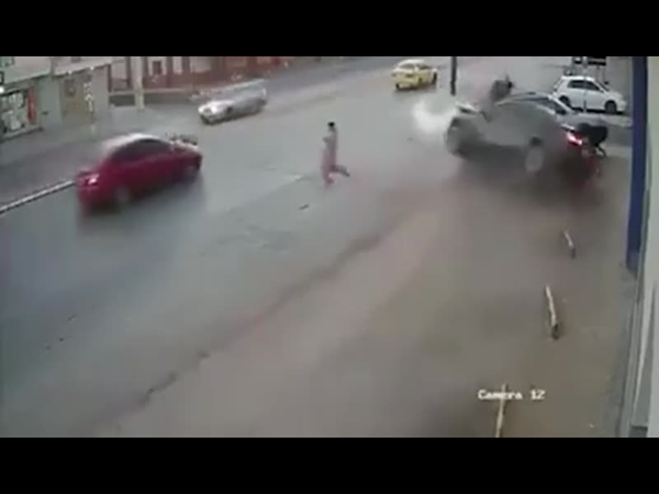 بالفيديو.. حادث تصادم مأساوي يطيح برجل من على دراجته