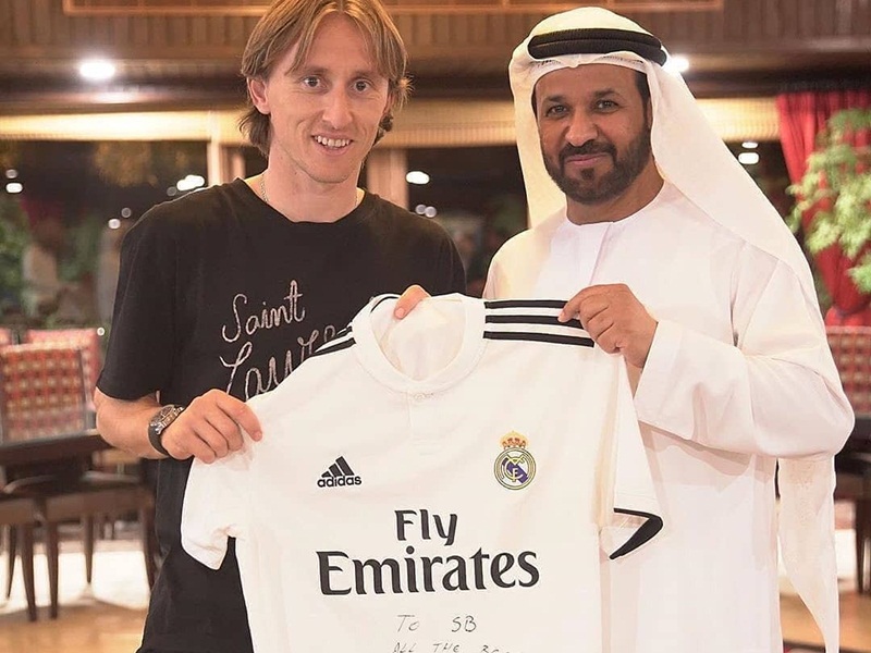 لوكا مودريتش يرتدي الزي الإماراتي