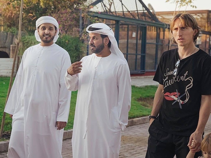 لوكا مودريتش يرتدي الزي الإماراتي