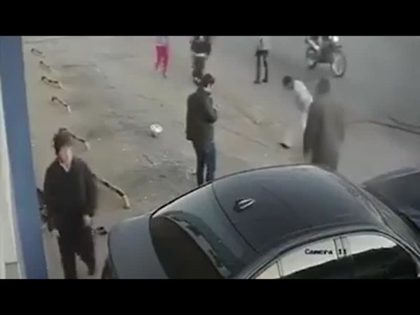 بالفيديو.. حادث تصادم مأساوي يطيح برجل من على دراجته