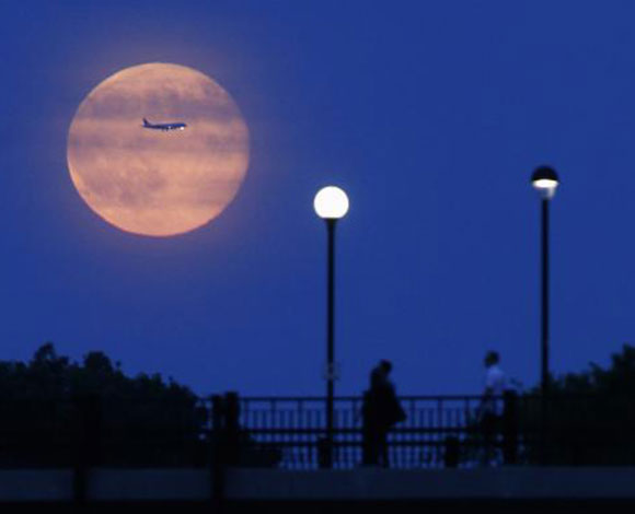 "Supermoon" الظاهرة القمرية الكاملة... بالصور
