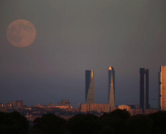 "Supermoon" ظاهرة القمر المثالي التي أبهرت العالم... بالصور