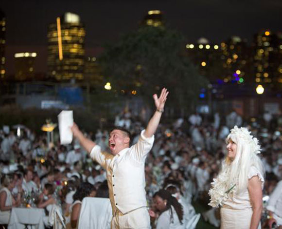 "Diner en Blanc" عشاء في الهواء الطلق في نيويورك باللباس الأبيض