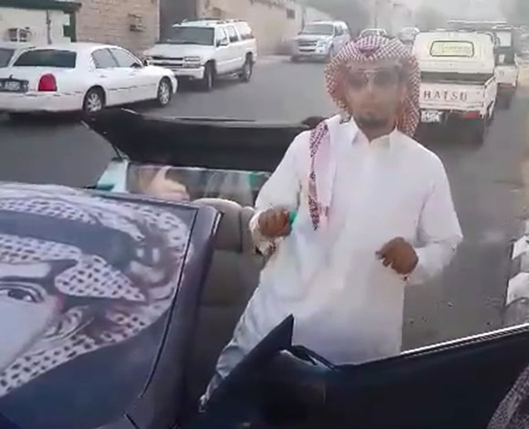 بالفيديو والصور: مواطن سعودي يهدي الوليد بن طلال سيارة بي ام دبليو