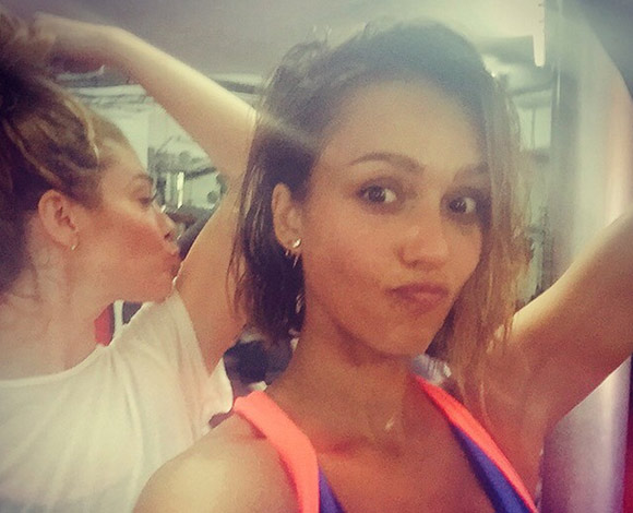 نجمات تتباهين على الإنترنت بإطلالاتهن المثيرة بدون ماكياج