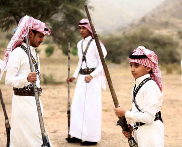 شاهد بالصور: "القفز بالبندقية" تقليد سعودي عريق