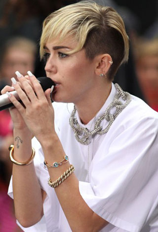 أشهر 10 وقائع تعرض فيها نجوم لهجمات من معجبيهم