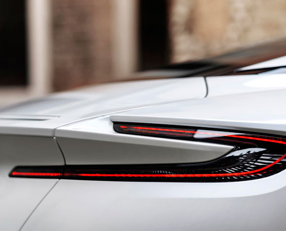 DB11 تُقدم الآن مع محرك فئة V8
