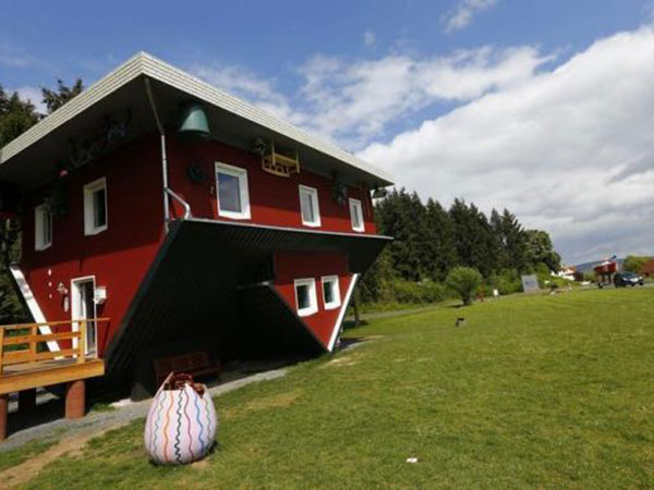 "Crazy House" المنزل المقلوب في ألمانيا