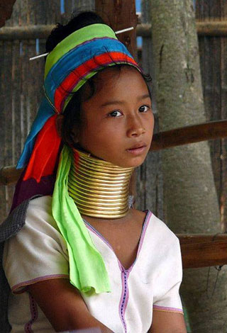 نساء تايلاند يتزيّن بالصولجان لتطول أعناقهن!