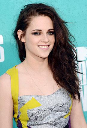 كريستين ستيورات تطيح كايت ميدلتون في ميزان الأناقة