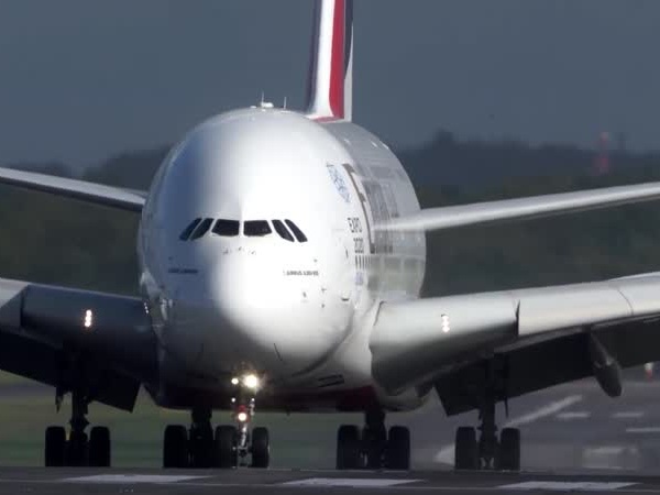 بالفيديو .. يهبط بالطائرة بسلام بعد تعرض الطائرة لاهتزازات عنيفة