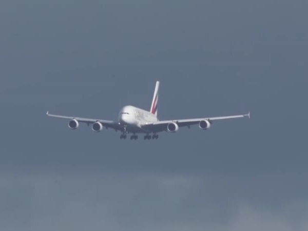 بالفيديو .. يهبط بالطائرة بسلام بعد تعرض الطائرة لاهتزازات عنيفة