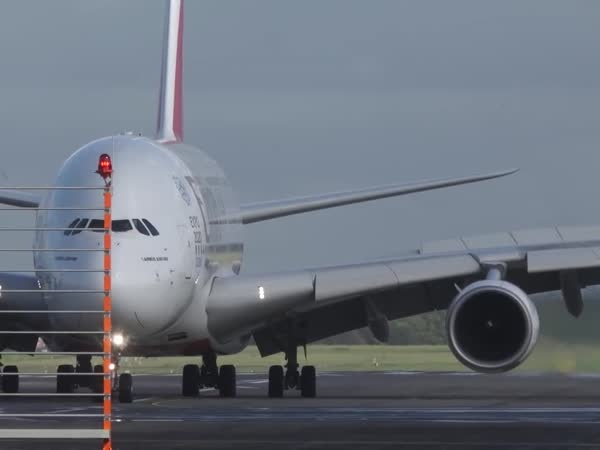 بالفيديو .. يهبط بالطائرة بسلام بعد تعرض الطائرة لاهتزازات عنيفة