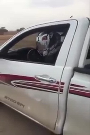 شاهد الفيديو وحاول خل اللغز .. لماذا يقوم الشاب بفعل ذلك