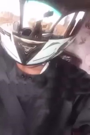 شاهد الفيديو وحاول خل اللغز .. لماذا يقوم الشاب بفعل ذلك