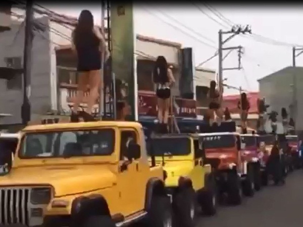 جنازة بالراقصات تشعل الإنترنت