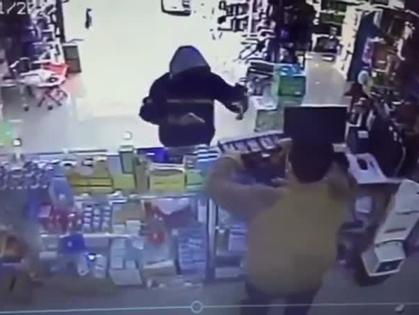 فيديو يوضح عملية لسارق الصيدليات بالرياض