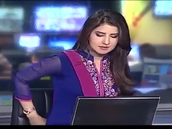 مذيعة تتعرض لموقف محرج على الهواء مباشرة