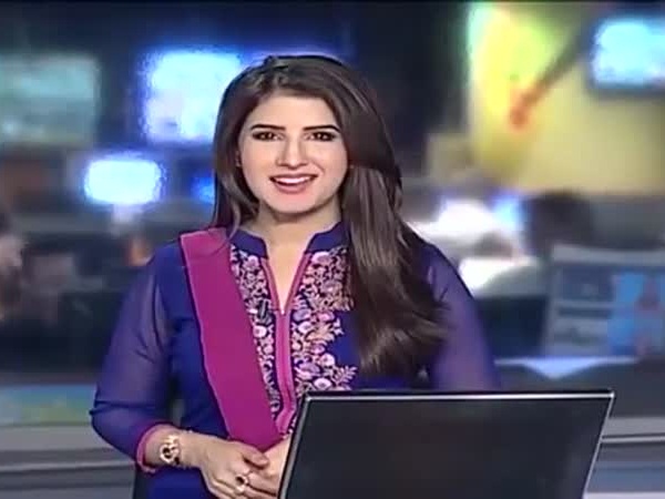 مذيعة تتعرض لموقف محرج على الهواء مباشرة