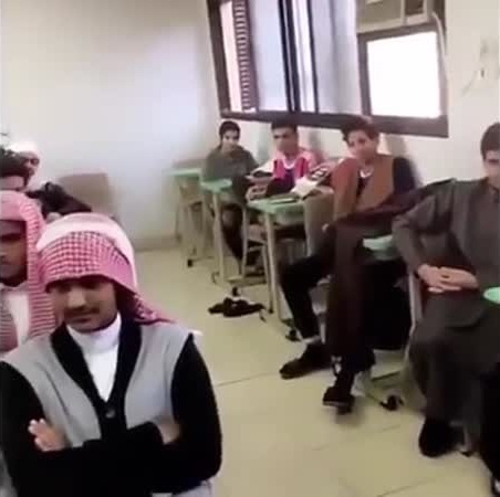 عقاب مدير ومعلم بعد انتشار هذا الفيديو