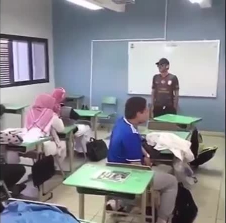 عقاب مدير ومعلم بعد انتشار هذا الفيديو