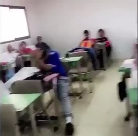عقاب مدير ومعلم بعد انتشار هذا الفيديو