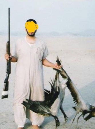 مواطن سعودي يتهم وزارة التعليم باستغلال صورته بشكلٍ مسيء في منهج دراسي!