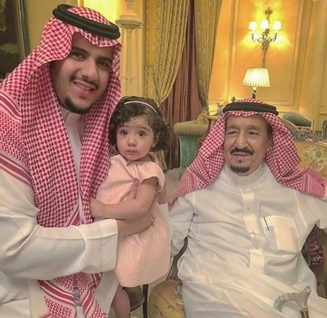 بالصور: خادم الحرمين الشريفين برفقة العائلة المالكة في مأدبة غداء بمنزل شقيقته