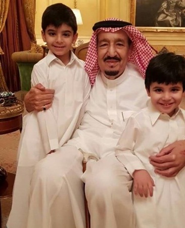 بالصور: خادم الحرمين الشريفين برفقة العائلة المالكة في مأدبة غداء بمنزل شقيقته