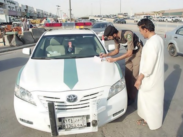 المرور بالسعودية ينهي الجدل حول وضع علبة المناديل على طابلون السيارة