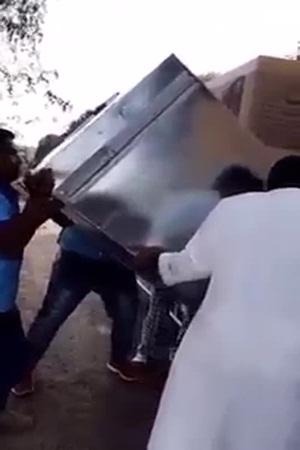 شاهد ماذا اكتشف هذا المواطن في أغراض خادمته قبل السفر