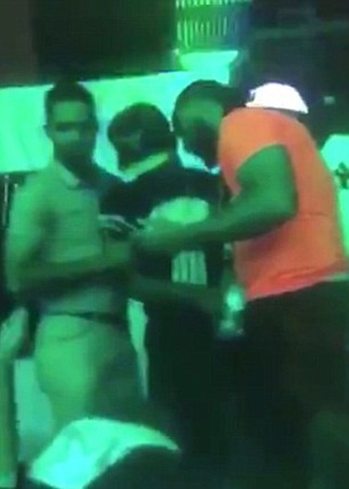دفع حياته مقابل رهان الخمور .. فيديو