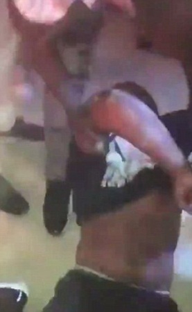 دفع حياته مقابل رهان الخمور .. فيديو