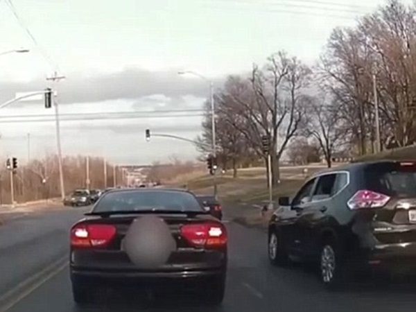 إطلاق نار من راكبي سيارة دفع رباعي على أم وطفليها .. فيديو