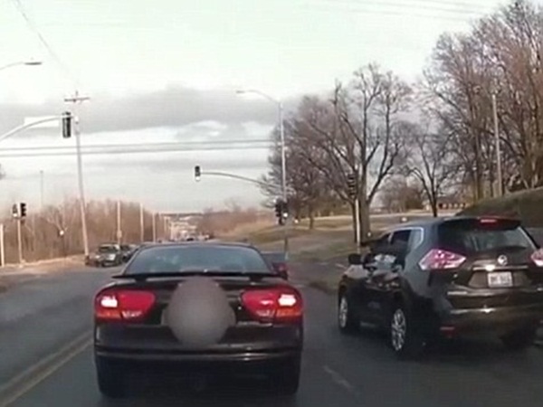 إطلاق نار من راكبي سيارة دفع رباعي على أم وطفليها .. فيديو