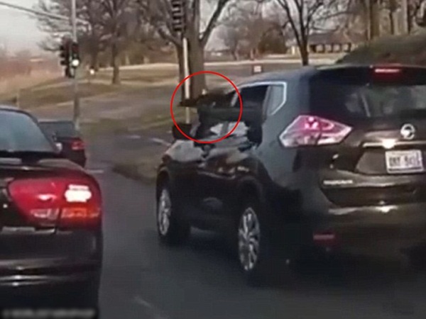 إطلاق نار من راكبي سيارة دفع رباعي على أم وطفليها .. فيديو