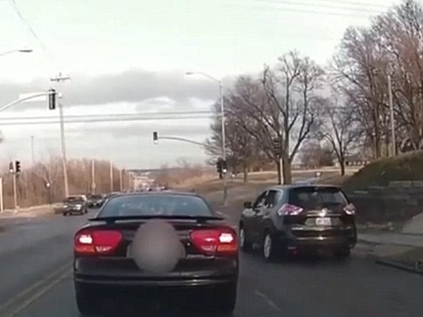 إطلاق نار من راكبي سيارة دفع رباعي على أم وطفليها .. فيديو