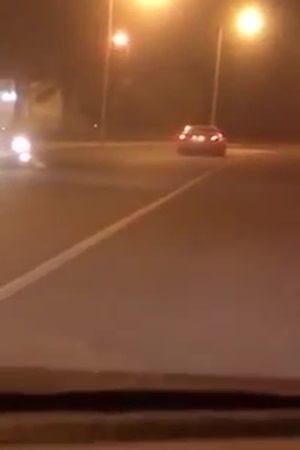 فتاة تقود سيارة على طريق الكورنيش وتتسبب في كارثة