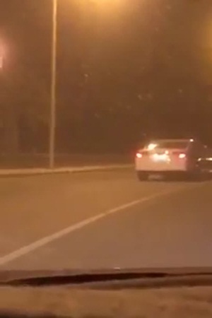 فتاة تقود سيارة على طريق الكورنيش وتتسبب في كارثة