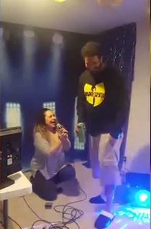 حضّرت مفاجأة كي تطلب يده للزواج .. ولكنها هي من تفاجأت .. فيديو